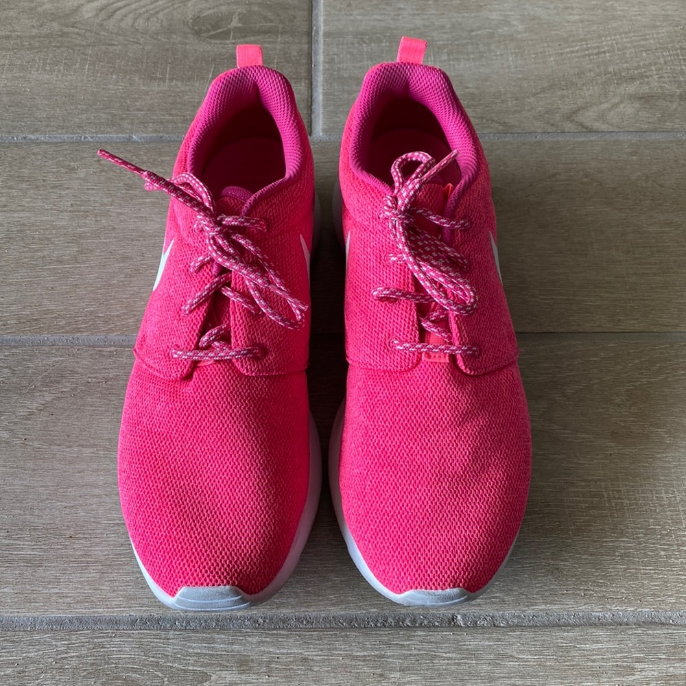 Nike Hot Pink Roshe Sneakers Size: 9 - Picture 1 of 7